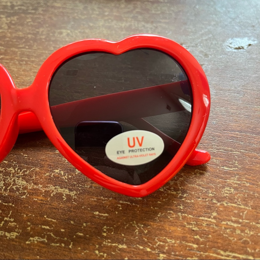 New red heart sunglasses with UV protection - Picture 3 of 6